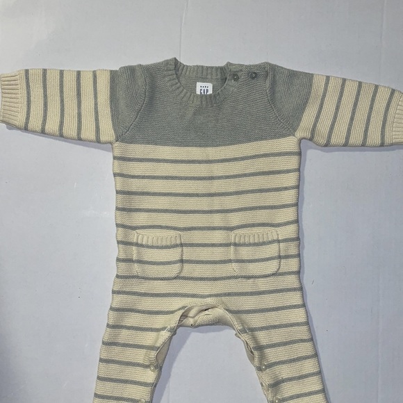 Gently worn only once baby Gap knit onesie. Will Look so nice on your little one - Picture 3 of 3